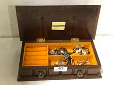 A VINTAGE JEWELLERY BOX AND CONTENTS