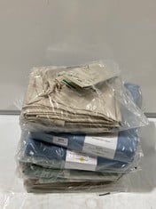 5 X ASSORTED BEDDING ITEMS TO INCLUDE WASH COTTON DOUBLE FLAT SHEET IN BLUE