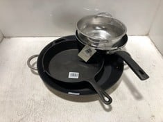 4 X ASSORTED COOKERY ITEMS TO INCLUDE 8-10" CAST IRON FRYING PAN