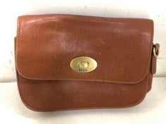 2 X ASSORTED ACCESORY ITEMS TO INCLUDE BROWN LEATHER SIDE BAG