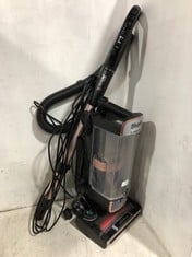 SHARK LIFT AWAY UPRIGHT VACUUM CLEANER