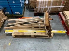 PALLET OF ASSORTED GARDEN TOOLS TO INCLUDE APPROX 7 X LONG WOODEN SWEEPING BRUSH