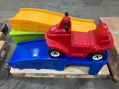 PALLET OF CHILDREN PLASTIC OUTDOOR TOYS TO INCLUDE BLUE SLIDE