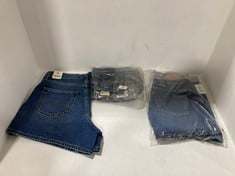 3 X ASSORTED LARGE ADULT CLOTHING ITEMS TO INCLUDE 80S MOM DENIM SHORTS BLUE - SIZE 29 - TOTAL RRP £172