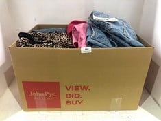 30 X ASSORTED LARGE ADULT CLOTHING ITEMS TO INCLUDE JACK MID RISE WIDE FIT DENIM JEANS BLUE - SIZE 30 (RRP £220)