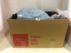 30 X ASSORTED LARGE ADULT CLOTHING ITEMS TO INCLUDE PAYTON PLEATED DENIM JEANS LIGHT BLUE - SIZE 29 (RRP £203)