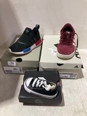 3 X ASSORTED CHILDREN SHOE ITEMS TO INCLUDE ADIDAS SKATEBOARDING TRAINER BLACK / WHITE - SIZE 3