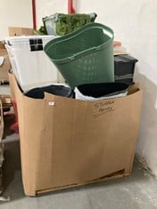 PALLET OF ASSORTED BASKETS / STORAGE TO INCLUDE SAGE GREEN LAUNDRY HAMPER TO INCLUDE SET OF 2 CLEAR STORAGE CONTAINER (ZONE 2) (KERBSIDE PALLET DELIVERY)