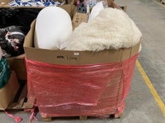 PALLET OF ASSORTED HOUSEHOLD ITEMS TO INCLUDE SINGLE BLACK METAL BED FRAME TO INCLUDE LARGE BEAN BAG CHAIR IN CREAM (ZONE 2) (KERBSIDE PALLET DELIVERY)