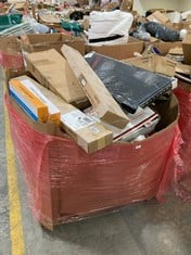 PALLET OF ASSORTED ITEMS TO INCLUDE 2 X D SHAPED TOILET SEAT TO INCLUDE QTY OF VILEDA 1.2. SPRAY SYSTEM AND REFILL (ZONE 3) (KERBSIDE PALLET DELIVERY)