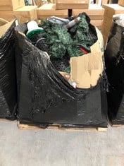 PALLET OF ASSORTED ITEMS TO INCLUDE ARTIFICIAL CHRISTMAS TREE IN DARK GREEN (PARTS) TO INCLUDE RUBBER FLOOR MAT IN BLACK (ZONE 4) (KERBSIDE PALLET DELIVERY)