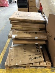 PALLET OF ASSORTED SAFETY GATES TO INCLUDE LINDAM SURE SHUT AXIS SAFETY GATE (LOCATION: SR40) (KERBSIDE PALLET DELIVERY)