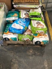 PALLET OF ASSORTED PET ITEMS TO INCLUDE EVER CLEAN UNSCENTED LITTER (LOCATION: SR40) (KERBSIDE PALLET DELIVERY)