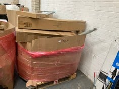 PALLET OF ASSORTED ITEMS TO INCLUDE HANGING BIRD BATH AND SOLAR BASKET (LOCATION: SR40) (MUST REMOVE ALL ITEMS FROM SITE) (KERBSIDE PALLET DELIVERY)