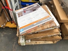 PALLET OF ASSORTED BABY GATES TO INCLUDE LINDAM EXTENDING WOODEN BABY GATE (LOCATION: SR40) (MUST REMOVE ALL ITEMS FROM SITE) (KERBSIDE PALLET DELIVERY)