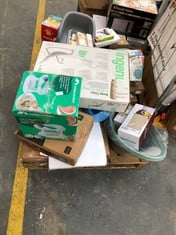 PALLET OF ASSORTED BABY ITEMS TO INCLUDE BEBE COMFORT SWIVEL BATH SEAT 6-12M (LOCATION: SR40) (MUST REMOVE ALL ITEMS FROM SITE) (KERBSIDE PALLET DELIVERY)