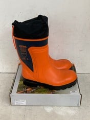 STIHL FUNCTION UNIVERSAL TROUSERS - SIZE M TO INCLUDE STIHL CLASS 1 SAFETY WELLINGTON BOOTS ORANGE - SIZE 8