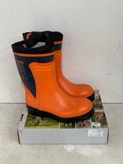 STIHL FUNCTION UNIVERSAL TROUSERS - SIZE M TO INCLUDE STIHL CLASS 1 SAFETY WELLINGTON BOOTS ORANGE - SIZE 9