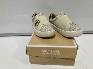 PREMIUM DESIGNER APPAREL TO INCLUDE MICHAEL KORS CHILDREN'S TRAINERS UK 10 TOTAL RRP £ 100