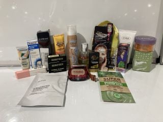 BOX OF ITEMS TO INCLUDE EARTH KISS PURIFYING CERTIFIED ORGANIC BAMBOO SHEET MASK