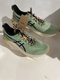 2 X OASICS TRAINERS SIZE 11 AND 8.5