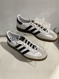 2 X TRAINERS TO INCLUDE VANS WINSTON BLACK/WHITE SIZE 5 AND ADIDAS BLACK/WHITE TRAINERS SIZE 8.5