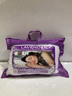 4 X BEDDING PILLOWS