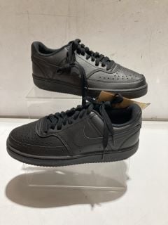 1 X NIKE BLACK AIR FORCE TRAINERS SIZE 6