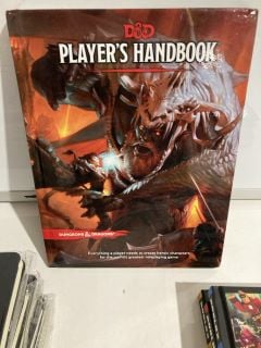 10 X BOOKS TO INCLUDE 1 X DUNGEONS AND DRAGONS PLAYERS HANDBOOK, DUNGEONS AND DRAGONS NOTE BOOKS