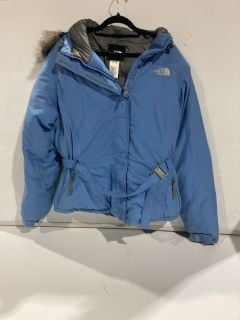 BOX OF CLOTHING TO INCLUDE A WOMENS NORTH FACE PADDED COAT BLUE SIZE L