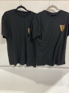 BOX OF CLOTHING TO INCLUDE GUINNESS TEE SHIRT SIZE M