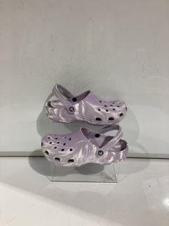 CROCS LILAC SIZE Y AND BLACK SIZE 5