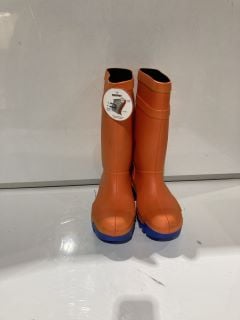 DUNLOP PUROFORT SAFETY WELLINGTON BOOTS ORANGE SIZE 10 TO ALSO INCLUDE EARTHWORKS SAFETY BOOTS BROWN SIZE 11