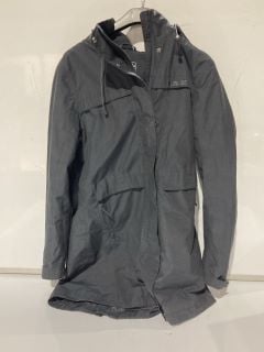 BOX OF CLOTHING TO INCLUDE MOUNTAIN WAREHOUSE JACKET SIZE 12 BLACK