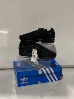 2 X FOOTWEAR TO INCLUDE ADIDAS ZX FLUX J SIZE 5.5 BLACK