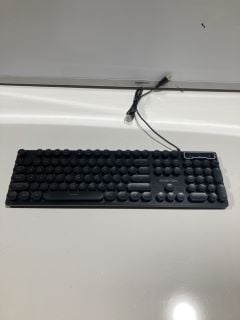 BOX OF ITEMS TO INCLUDE EWEADN GAMING KEYBOARD