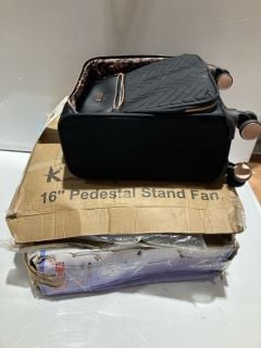 IT LUGGAGE SUITCASE, TO ALSO INCLUDE 2 X 16" PEDESTAL STAND FAN