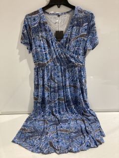 1 BOX OF ITEMS TO INCLUDE WOMEN'S BOUTIQUE BLUE DRESS MEDIUM