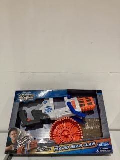 BOX OF ITEMS TO INCLUDE FAST SHOTS RAPID BEAR CLAW TOY GUN & 40X DARTS