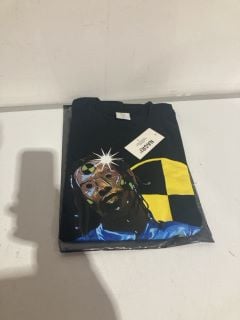 BOX OF ITEMS TO INCLUDE NAGRI TRAVIS SCOTT BLACK T-SHIRT XXL