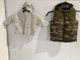 A BOX OF CHILDREN'S CLOTHING TO INCLUDE MINOTO 12-18 M CAMO BODY WARMER