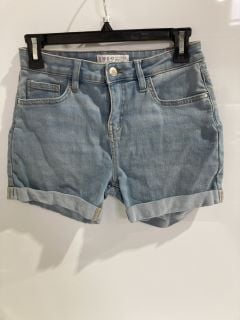 A BOX OF ITEMS TO INCLUDE BLUE DENIM SHORTS UK 10