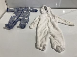 A BOX OF CHILDREN'S CLOTHING TO INCLUDE KIDS TALES WHITE TEDDY ONESIE