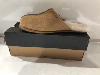 A BOX OF ASSORTED ITEMS TO INCLUDE UGG M SCUFF SLIPPERS SIZE UK 8