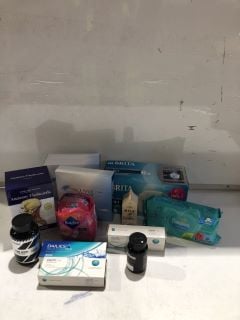 A BOX OF ASSORTED ITEMS TO INCLUDE 1 DAY ACUVUE MOIST BRAND CONTACT LENSES 90 PACK WITH LACREON