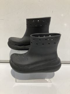 CROCS UNISEX CLASSIC CRUSH BOOT SIZE M8, W10 RRP £64.99