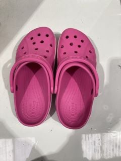 A BOX TO INCLUDE PINK CROCS SIZE W9, M7