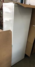 PLAIN WHITE REFRIGERATOR: LOCATION - FLOOR(COLLECTION OR OPTIONAL DELIVERY AVAILABLE)