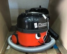 2 X HENRY VACUUM CLEANERS: LOCATION - A RACK(COLLECTION OR OPTIONAL DELIVERY AVAILABLE)