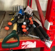 QUANTITY OF GARDEN ITEMS TO INCLUDE WILKINSON SWARD HEDGE SHEARS - COLLECTION ONLY - LOCATION BACK RACK